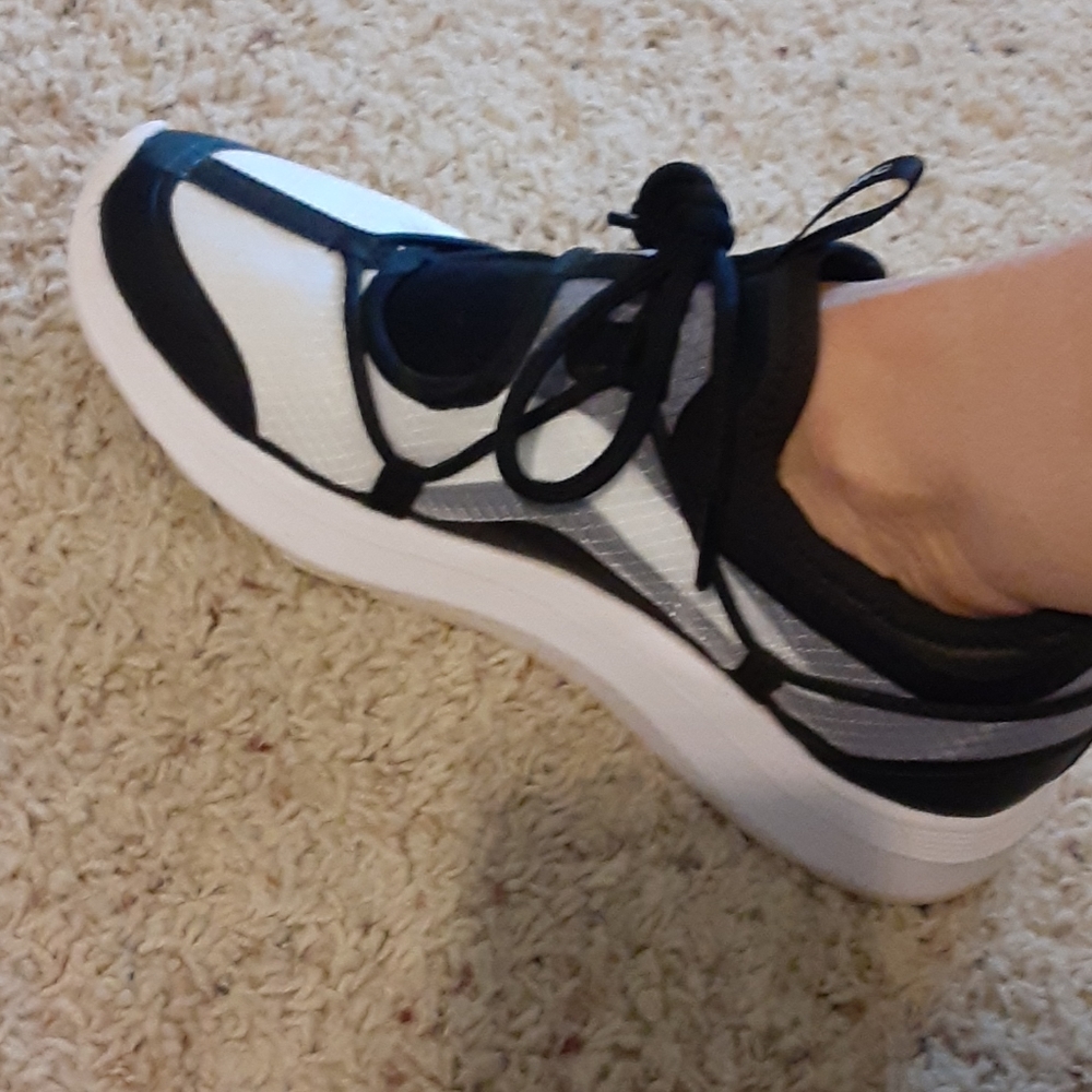 Vionic black and white  Gisselle sneaker